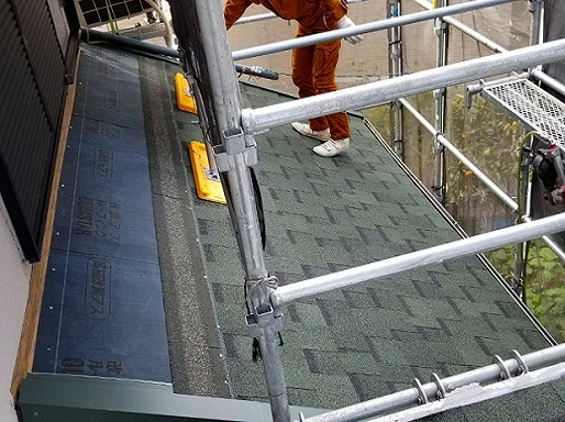 加古川市のカバー工事でリッジウェイを設置する職人
